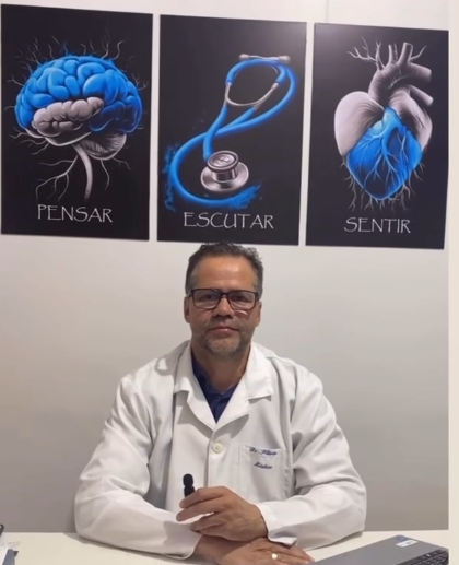 Dr. Flávio Lima no consultório